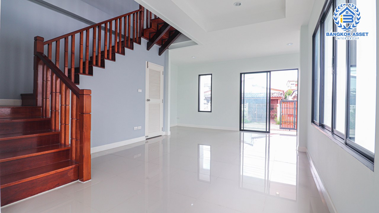 *****บ้านเดี่ยว 3 ชั้น โซนลาดพร้าว ม.โชคชัย 4 ซอย36 เนื้อที่ 55 ตร.ว. พร้อมฟังก์ชัน 4 ห้องนอน 4 ห้องน้ำ 2 ที่จอดรถ บริเวณบ้านกว้างขวาง ภายในสวยพร้อมเข้าอยู่ เข้า-ออกได้หลายเส้นทาง ใกล้ห้างสรรพสินค้าชั้นนำมากมาย เชื่อมต่อรถไฟฟ้าสายสีเหลือง "สถานีโชคชัย4" และทางด่วน "ฉลองรัช"